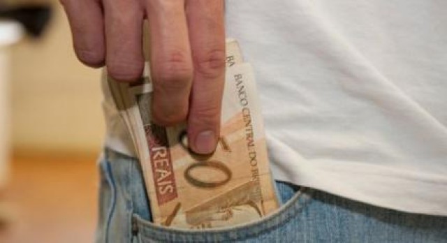 Aposentados do INSS que ganham mais que o m�nimo come�am a receber 13�