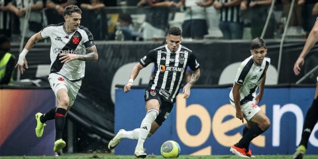 Com lei do ex de Paulinho, Atl�tico-MG vira sobre o Vasco e sai em vantagem na semi da Copa do Brasil