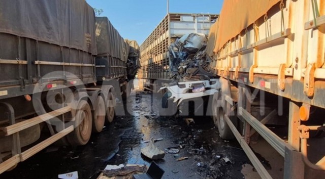 Engavetamento com 4 carretas deixa um morto na BR-163