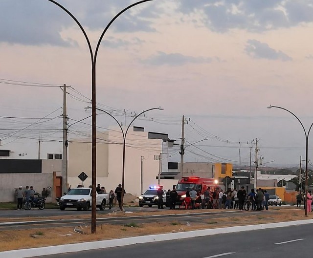 Irm�os de 14 e 8 anos s�o socorridos ap�s bicicleta ser atingida por carro em Nova Mutum/MT