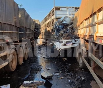 Engavetamento com 4 carretas deixa um morto na BR-163
